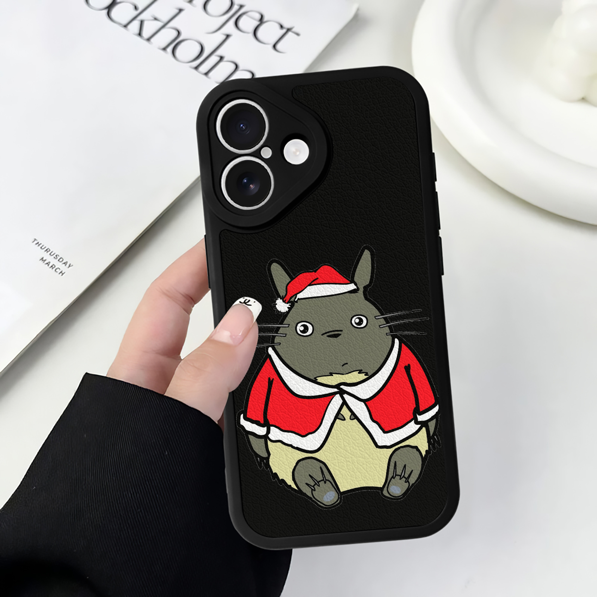 （画像用） となりのトトロ 草壁メイ 草壁サツキ My Neighbor Totoro Satsuki Kusakabe Mei Kusakabe 【iPhone 16シリーズ対応】シリコンスマホケース（レザー調） 材質：シリコン